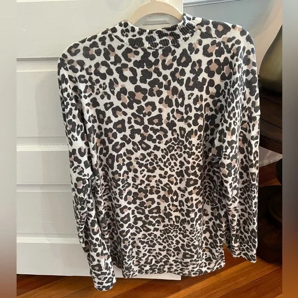 New Directions women’s leopard/cheetah print sweater - Picture 2 of 4